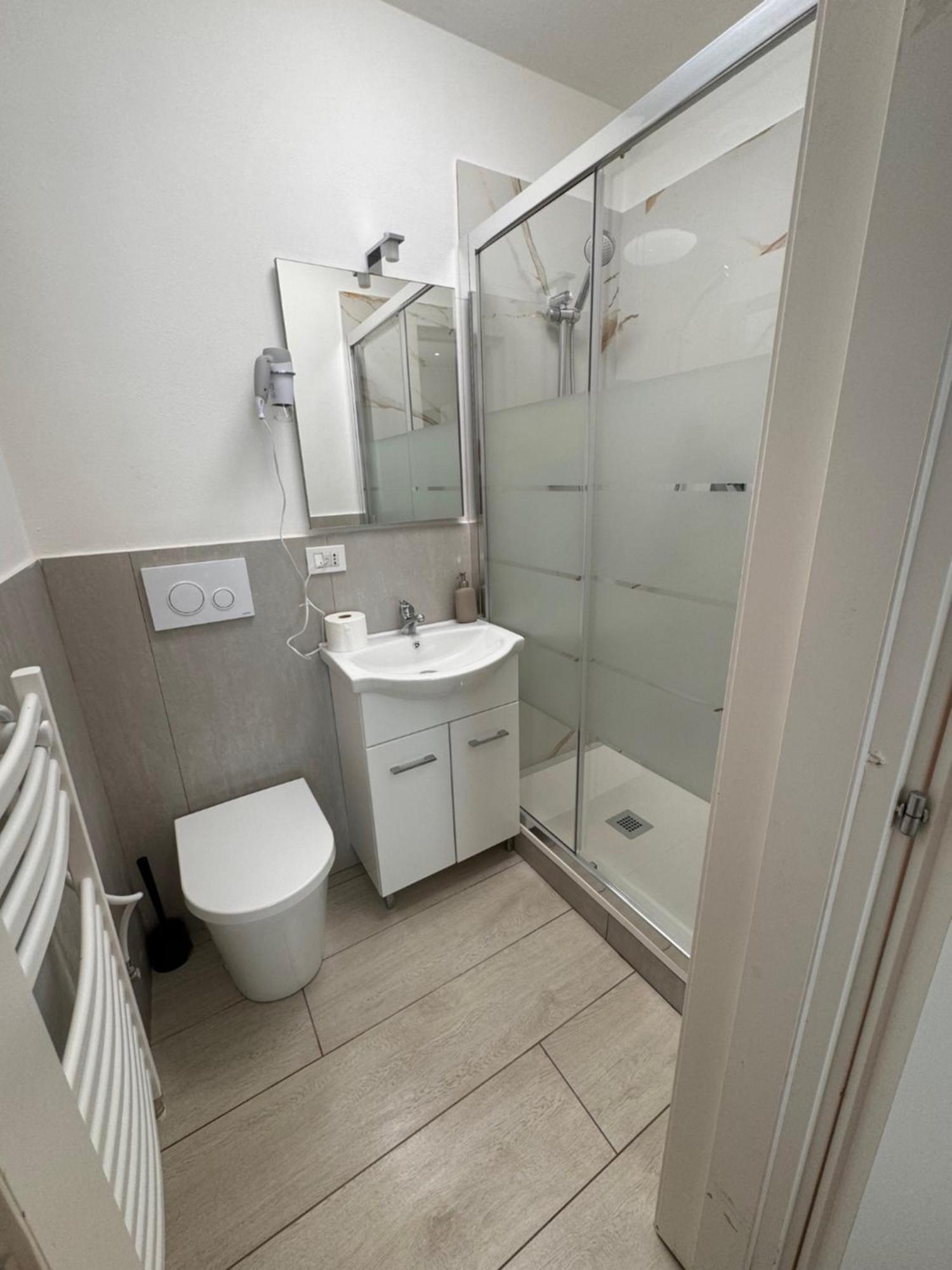 Station & Airport Hotel Pisa Bagian luar foto